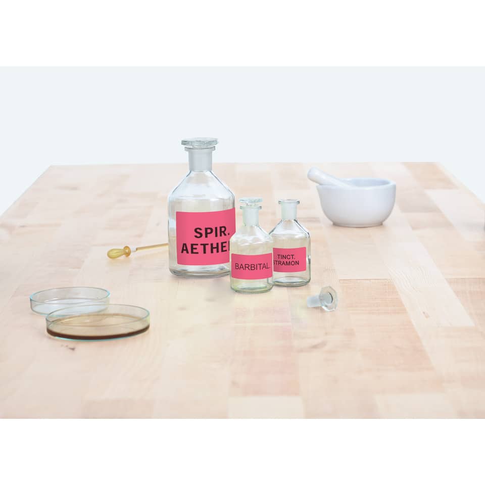 Glasflaschen, Laborflaschen, Pinkes Etikett, Chemie-Set, Gläser- und Laborutensilien