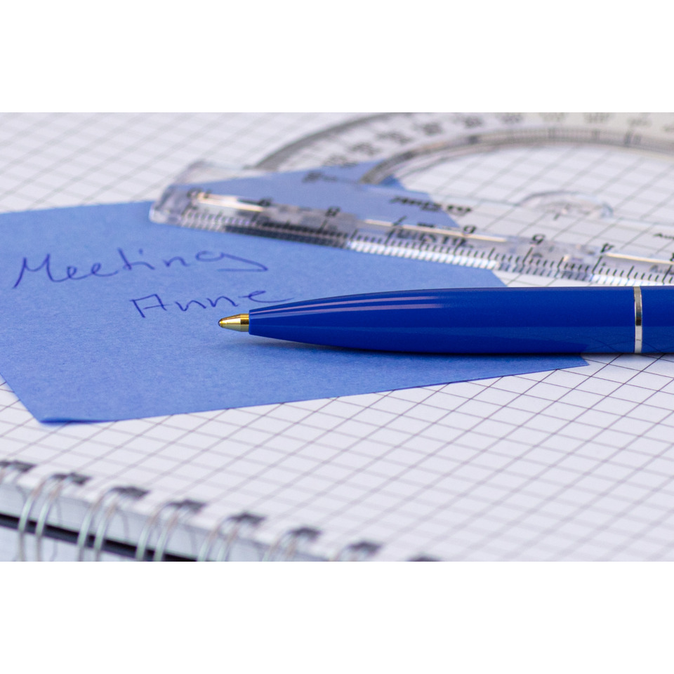 blauer Stift, Kugelschreiber, Spiralblock Karogrid, Lineal, Bürobedarf