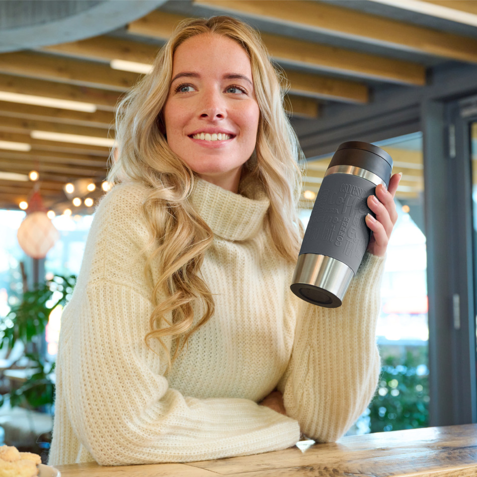 weißer pullover, langarm, to-go becher, thermobecher, blondhaarige frau