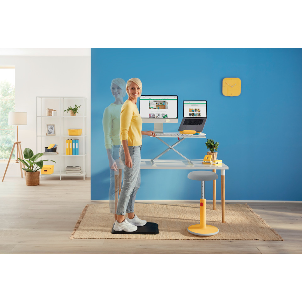 Homeoffice, ergonomisch, Steh-Schreibtisch, blauwand, Laptop-Setup