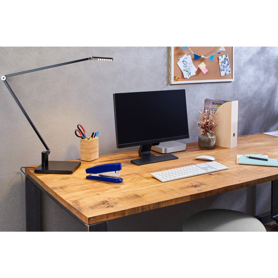 Schreibtisch, Monitor, Tischlampe, Schreibtischstuhl, Büromaterial