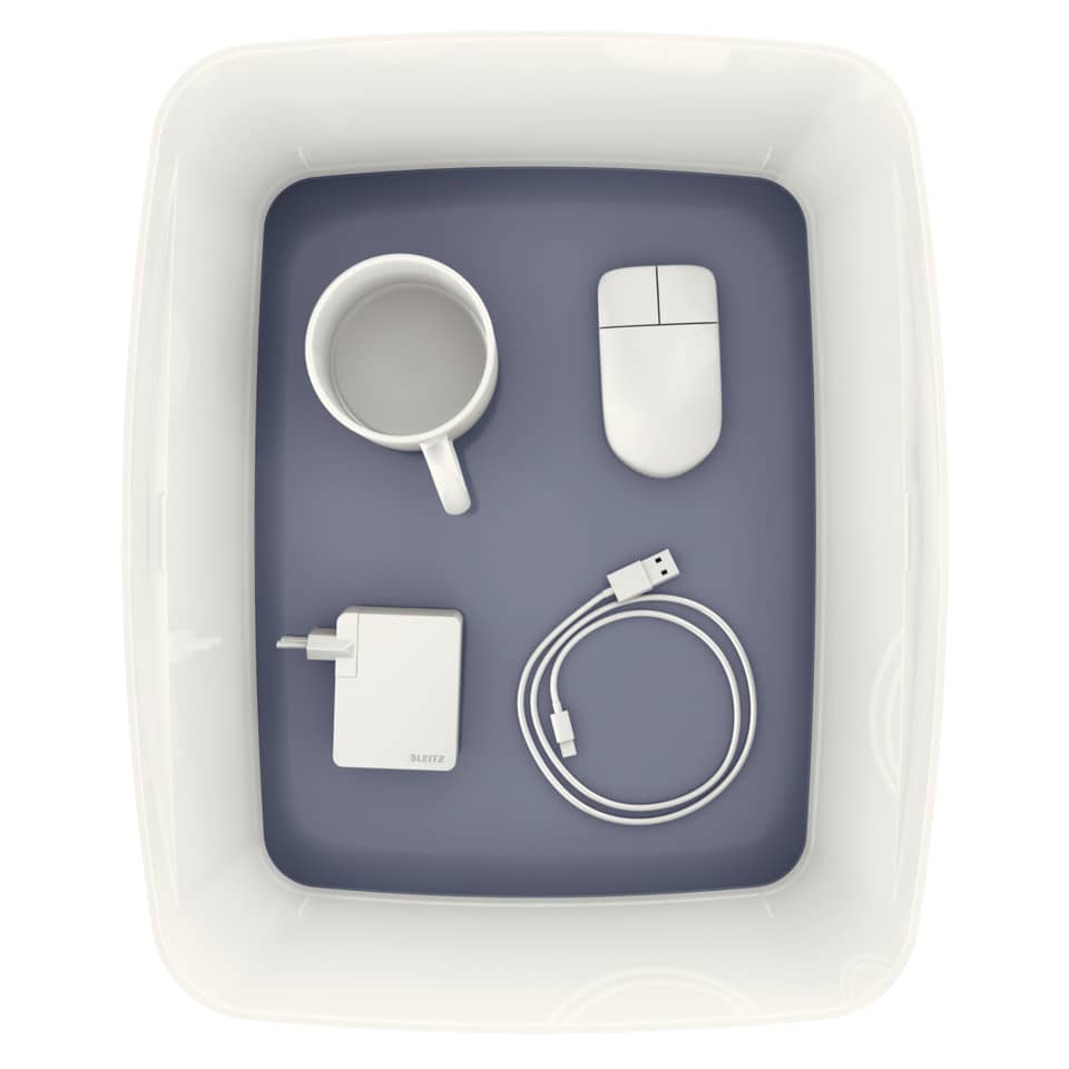 Kaffeebecher, Computermaus, Ladekabel, Wandadapter, USB-Kabel