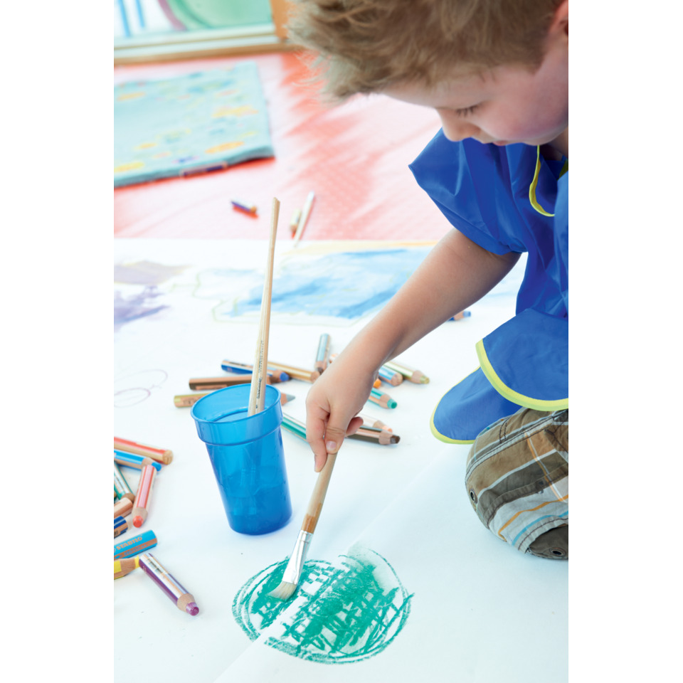 Kinderkunst, Malwerkzeug, Buntstifte, Pinsel, Papierzeichnung