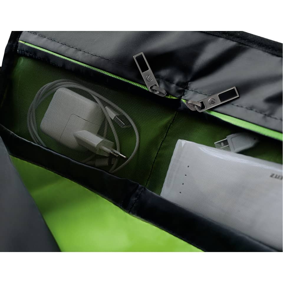 gps, usb-cable, kopfhörer, tasche, Reißverschlussfach