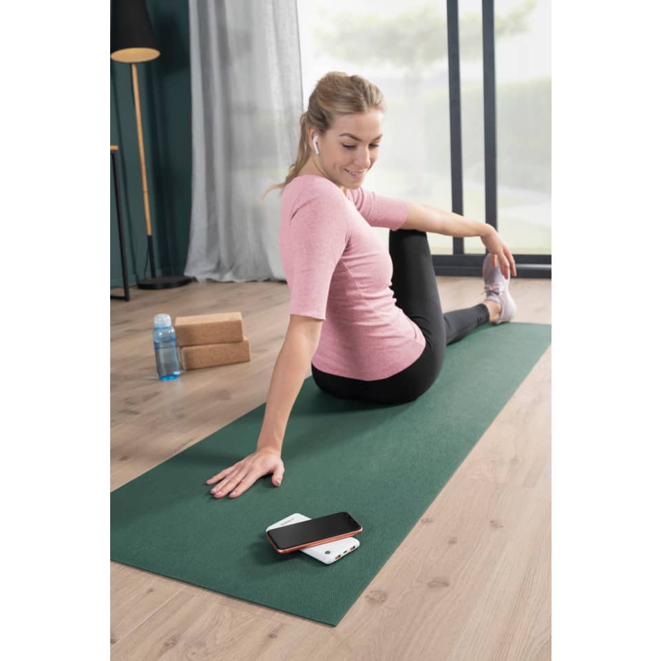 Yogamatte, Schwangerschaftsyoga, Rotes/pinkes Oberteil, Wasserflasche, Telefon auf Matte