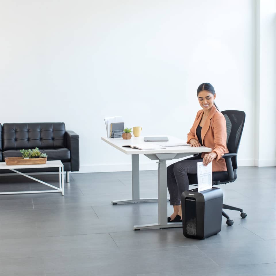schreibtisch, büro, papierkorb, schreibtischstuhl, kissenfeld