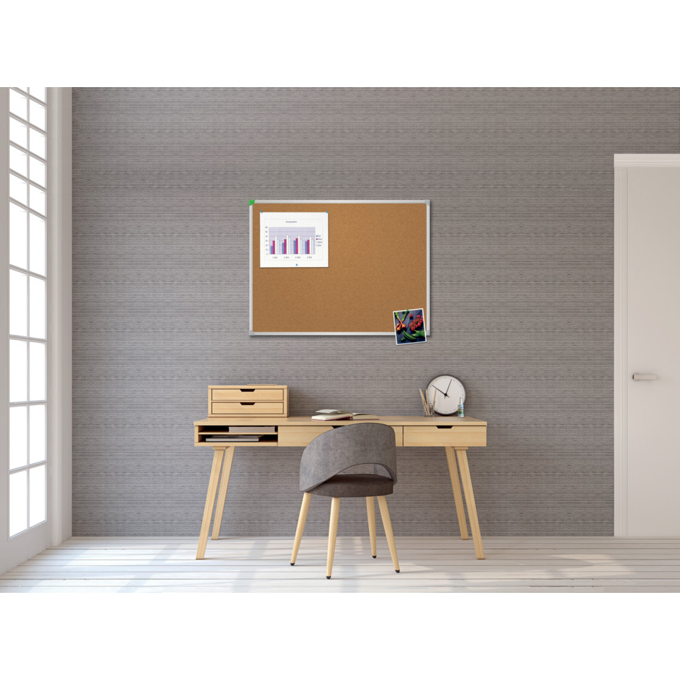 home office, schreibtisch, holzschreibtisch, stuhl, korkbrett