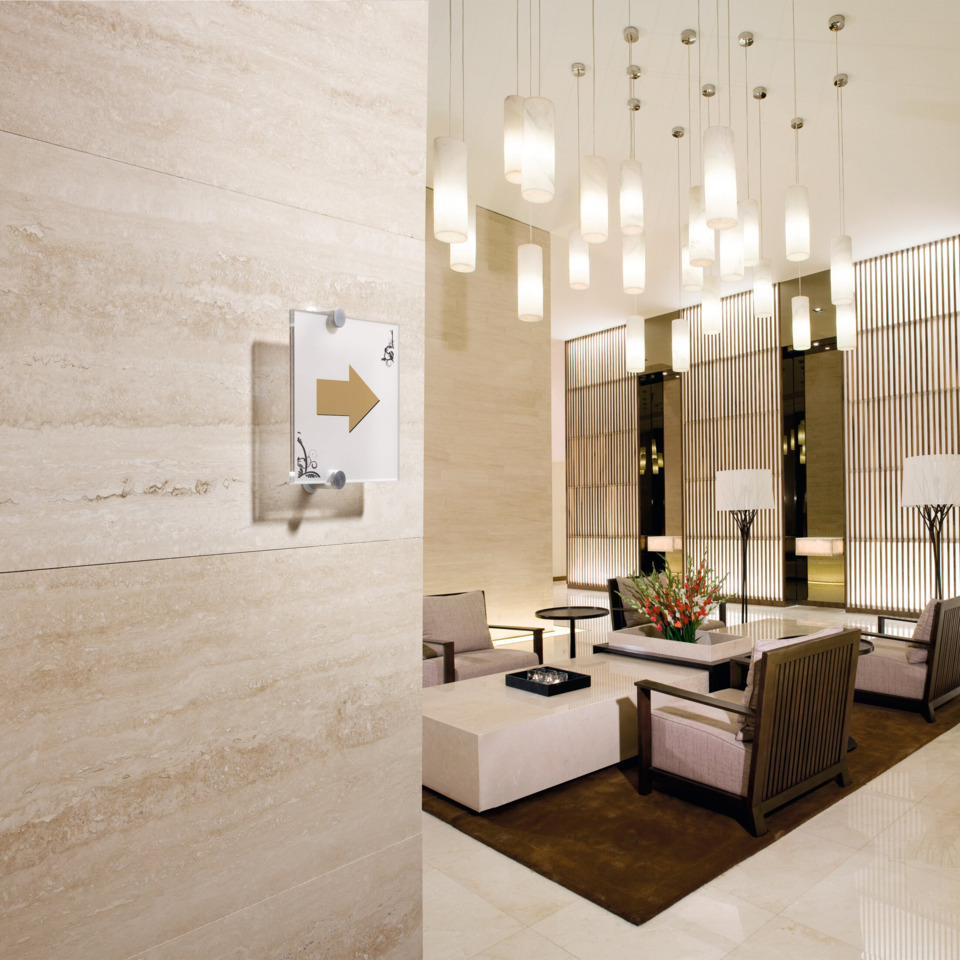 lobby, sitzbereich, sofa, kaffetisch, pendellichter