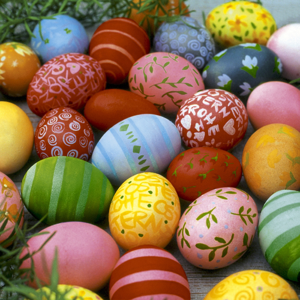ostereier, bemalte eier, ostereier-deko, farbige eier, eier mit mustern