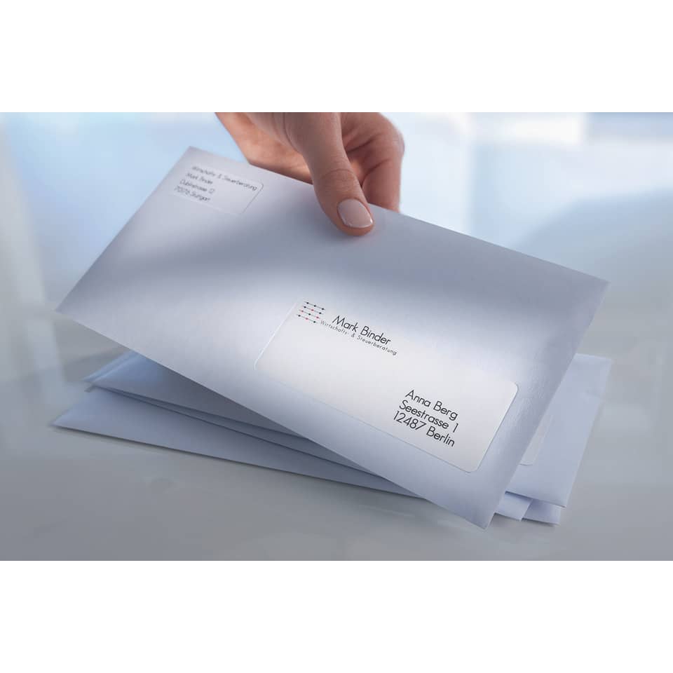 Umschlag, weißer Umschlag, Briefumschlag, Adressaufkleber, Hand hält Umschlag
