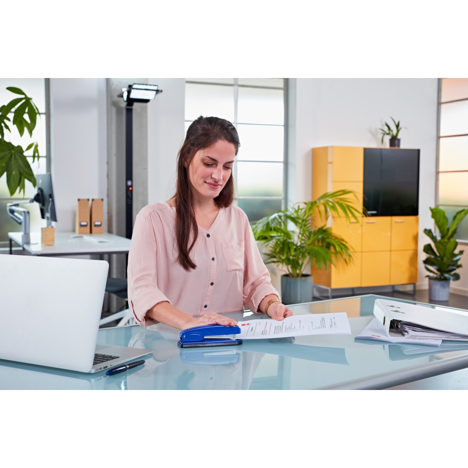 Büro, Frau, Schreibtisch, Heftklammermaschine, Unterlagen