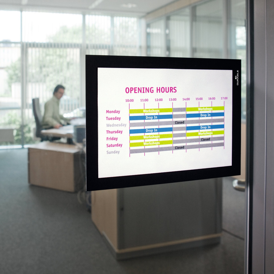 digital signage, öffnungszeiten, werkstattplan, bildschirm monitor, büro innenraum