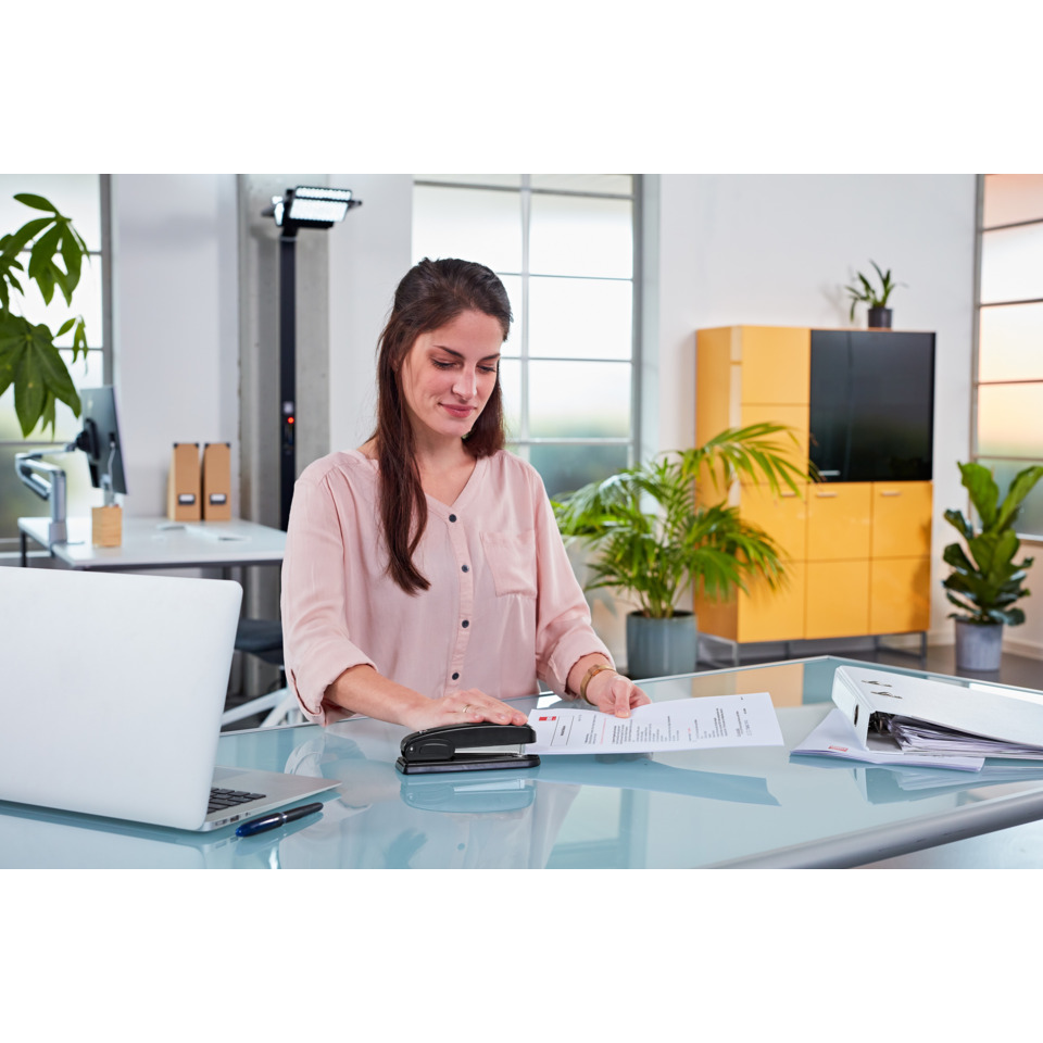 Schreibtisch, Büro, Dokumente, Laptop, Hände