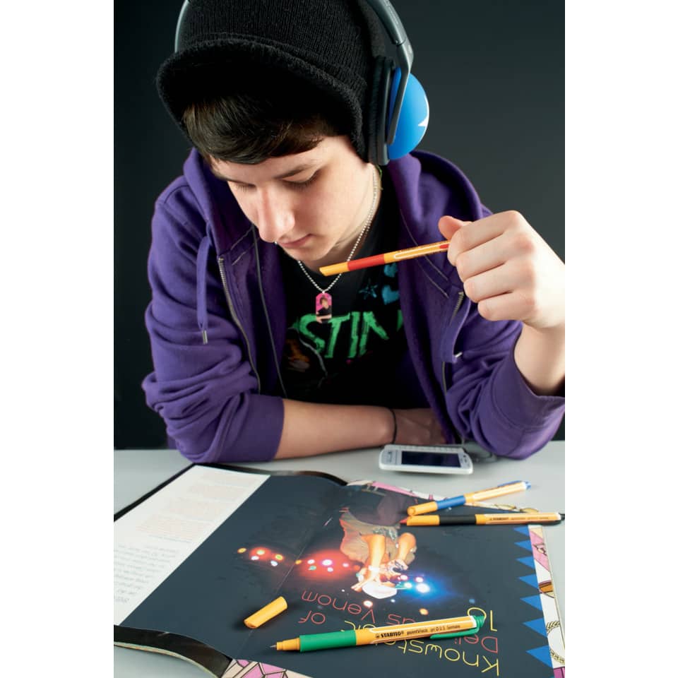 kopfhörer, lilahoodie, bleistift, notizbuch, telefon