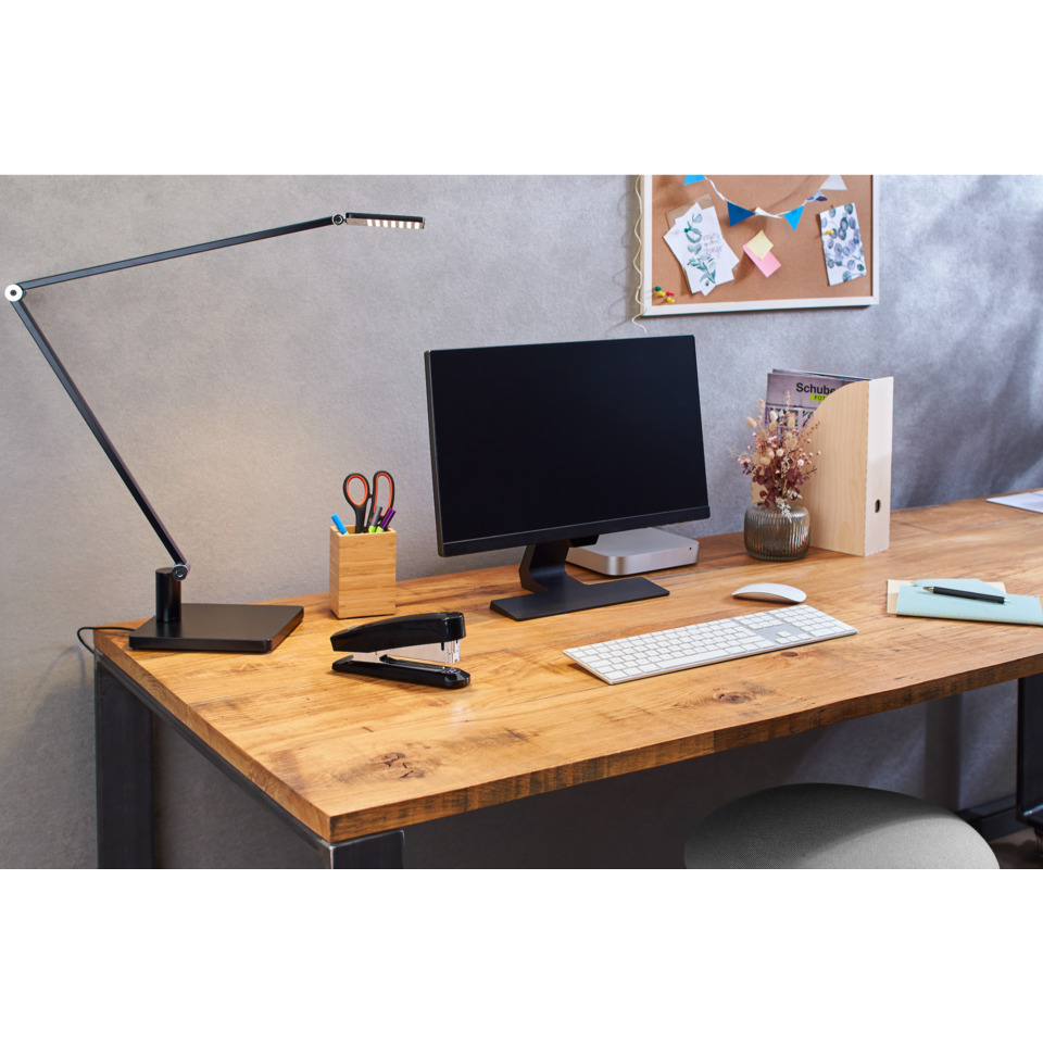 Schreibtisch, Monitor, Tischleuchte, Schreibtischzubehör, Stifthalter