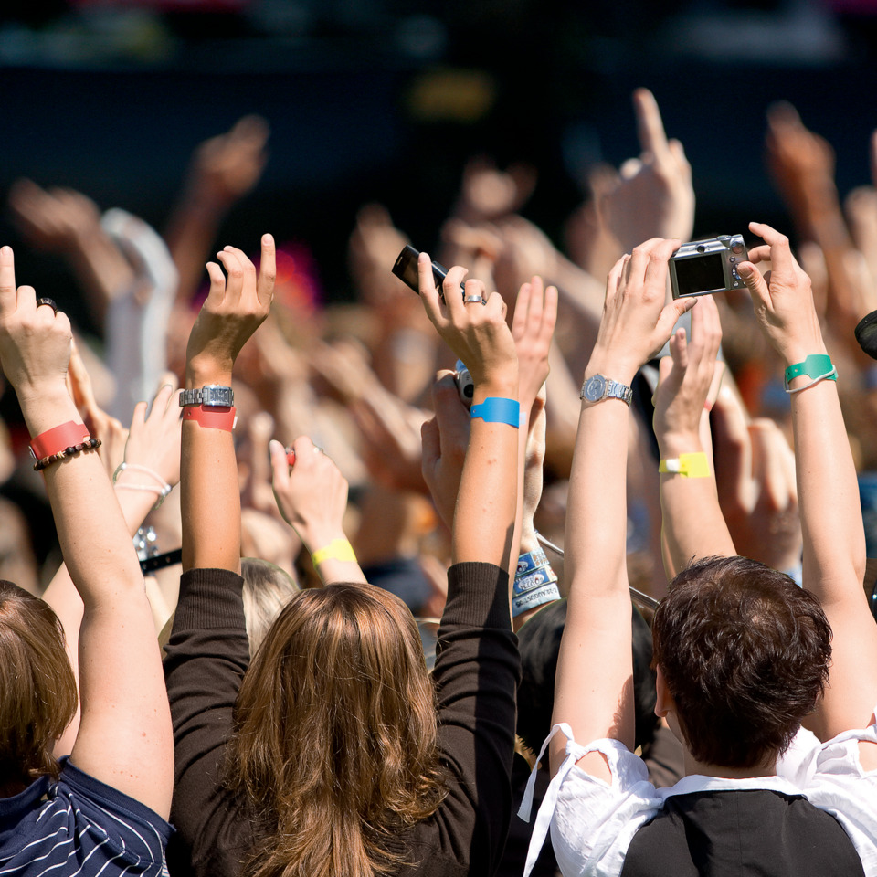 Armband, Kopfhörer-Armbänder, Festivalarmband, Uhrarmband, Menschenmenge, Menschenmenge, Publikum, Armbänder, Kamera, Auftritt