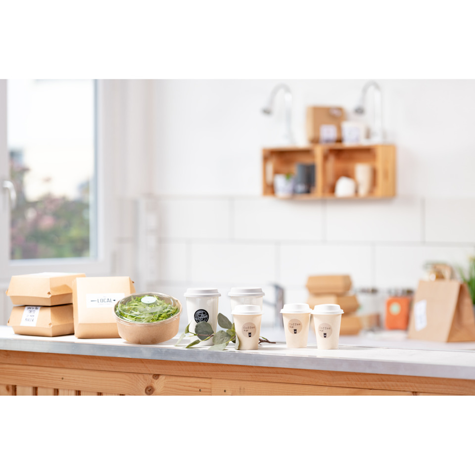 Takeaway Kaffee, To-go Becher, Papierbeutel, Salat-Schüssel, grünes Blattwerk, Kaffee, Kaffeebecher, To-Go-Becher, Pausenbox, Lebensmittelverpackung