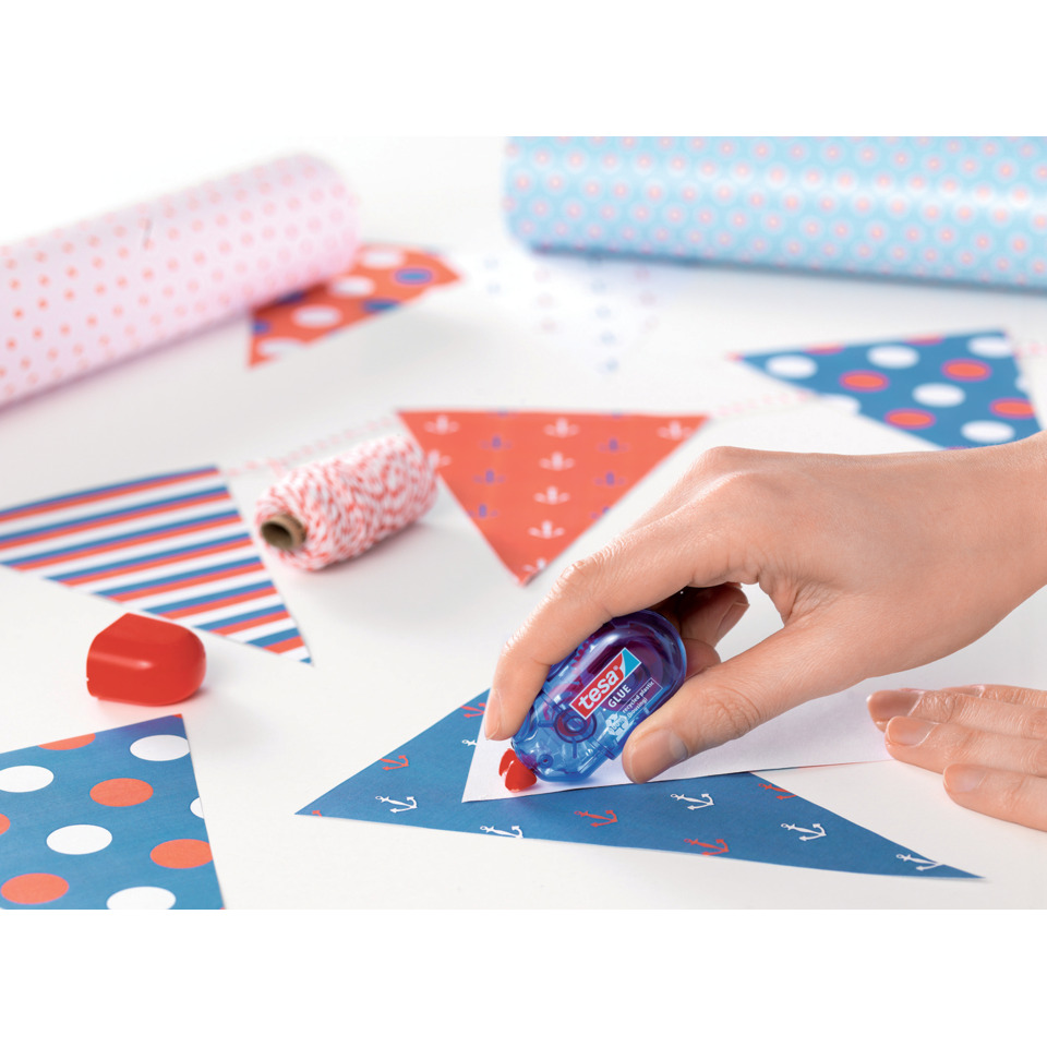 Bunte Papiere, Wimpel Girlande, Klebestift, Masking Tape, Papierdekoration