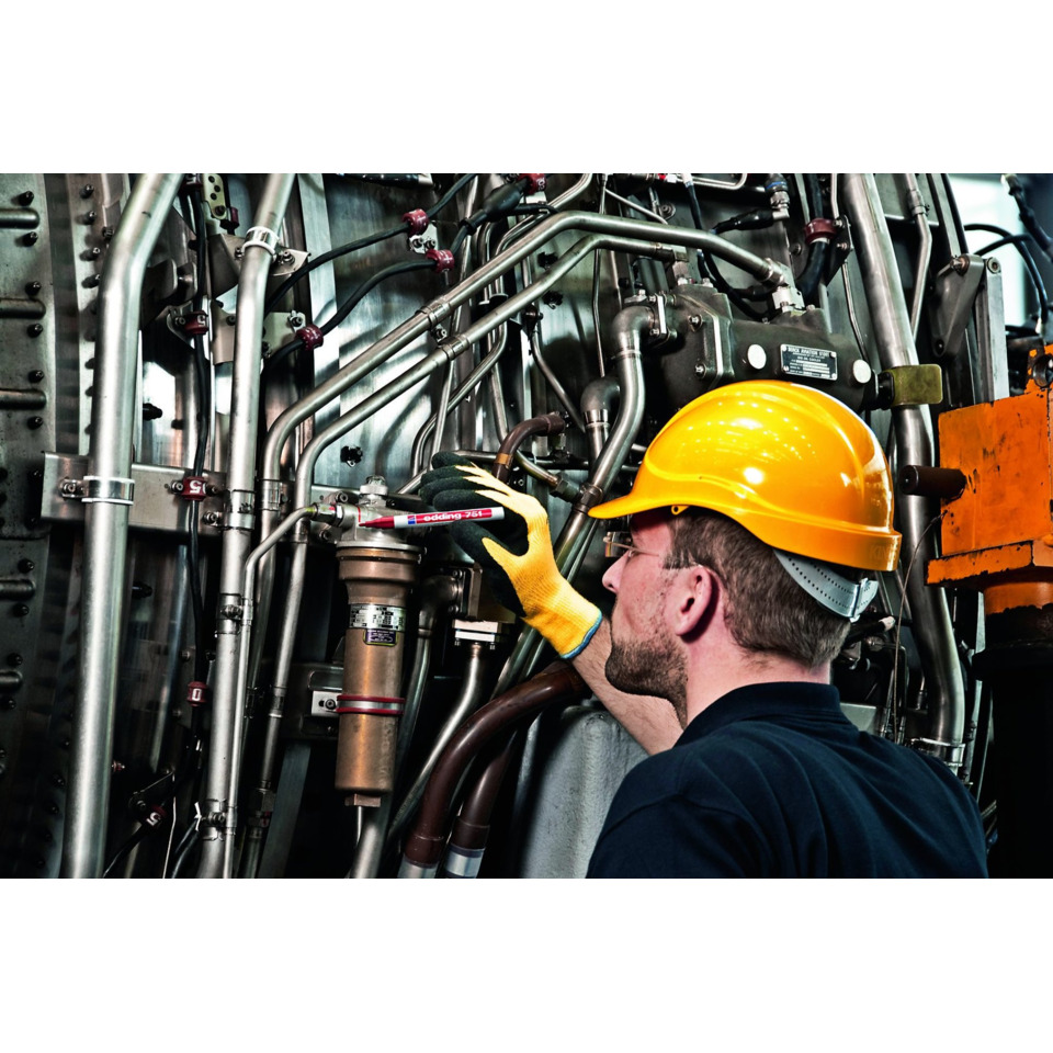 Industriearbeiter, Schweißen, Schutzhelm, Gummihandschuhe, Metallrohrsysteme
