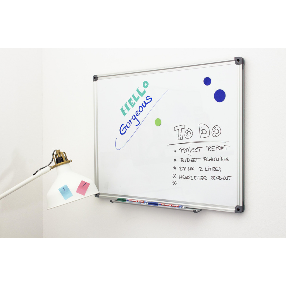 weißes Whiteboard, Whiteboard, Marker, blaue Kreise, Schreibtischlampe