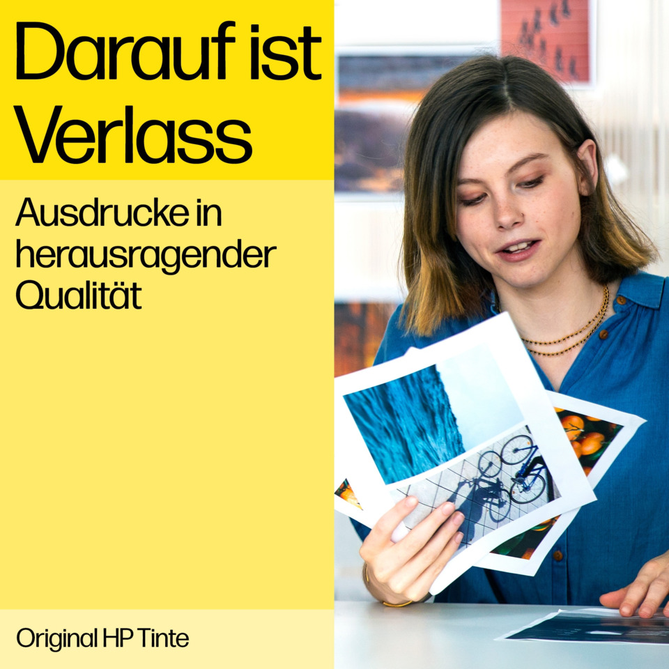 Foto, Fotografieren, Fotodruck, Printmedien, Person mit Bildern