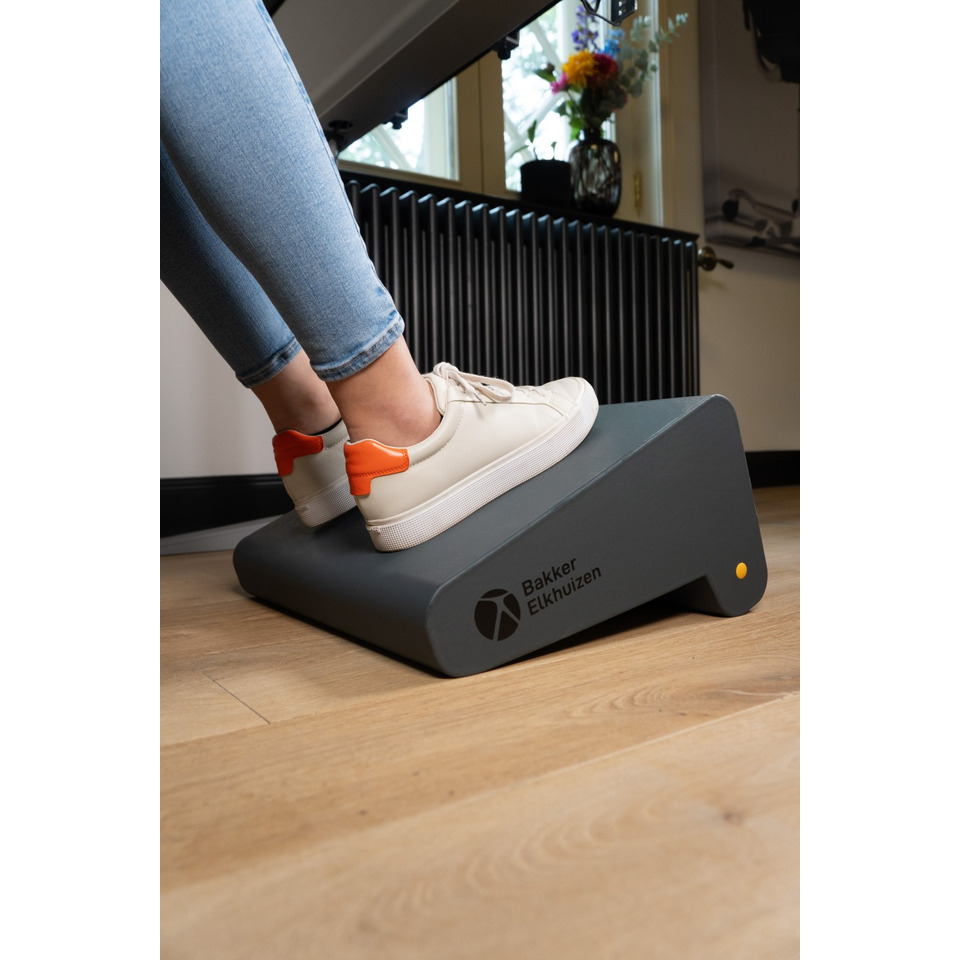 stepper, Fußtritt, Schritttrainer, weiße Sneaker, orange Haken
