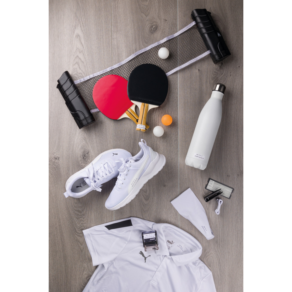Tennisnetz, Tennisbälle, Schläger, Sportschuhe, Puma-Artikel