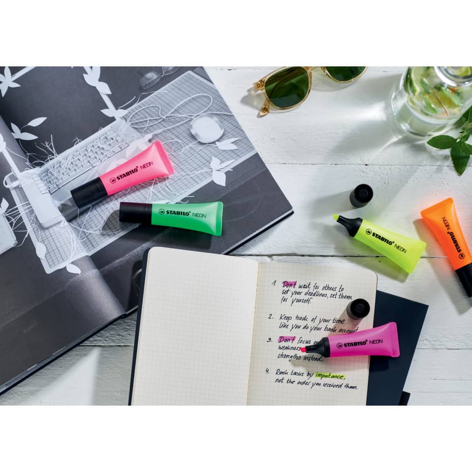 Marker-Set, Markers, Neonfarben, Notizbuch, Schreibtisch-Setup