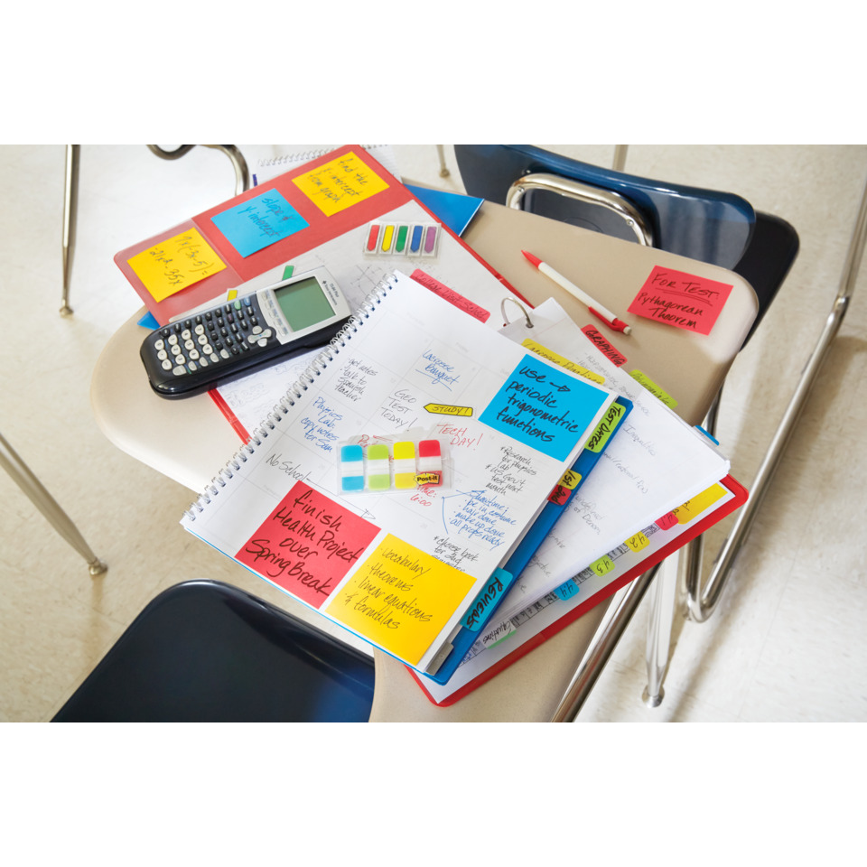 Schulunterlagen, Notizbuch, Post-it, Taschenrechner, Schreibtisch