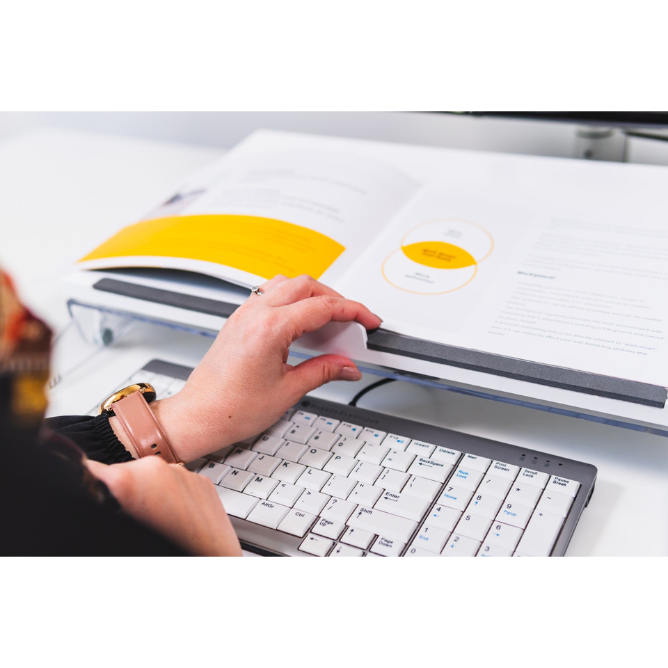 Computer-Tastatur, offenes Buch, Schreibtisch-Setup, gedrucktes Material, Hand mit Ring
