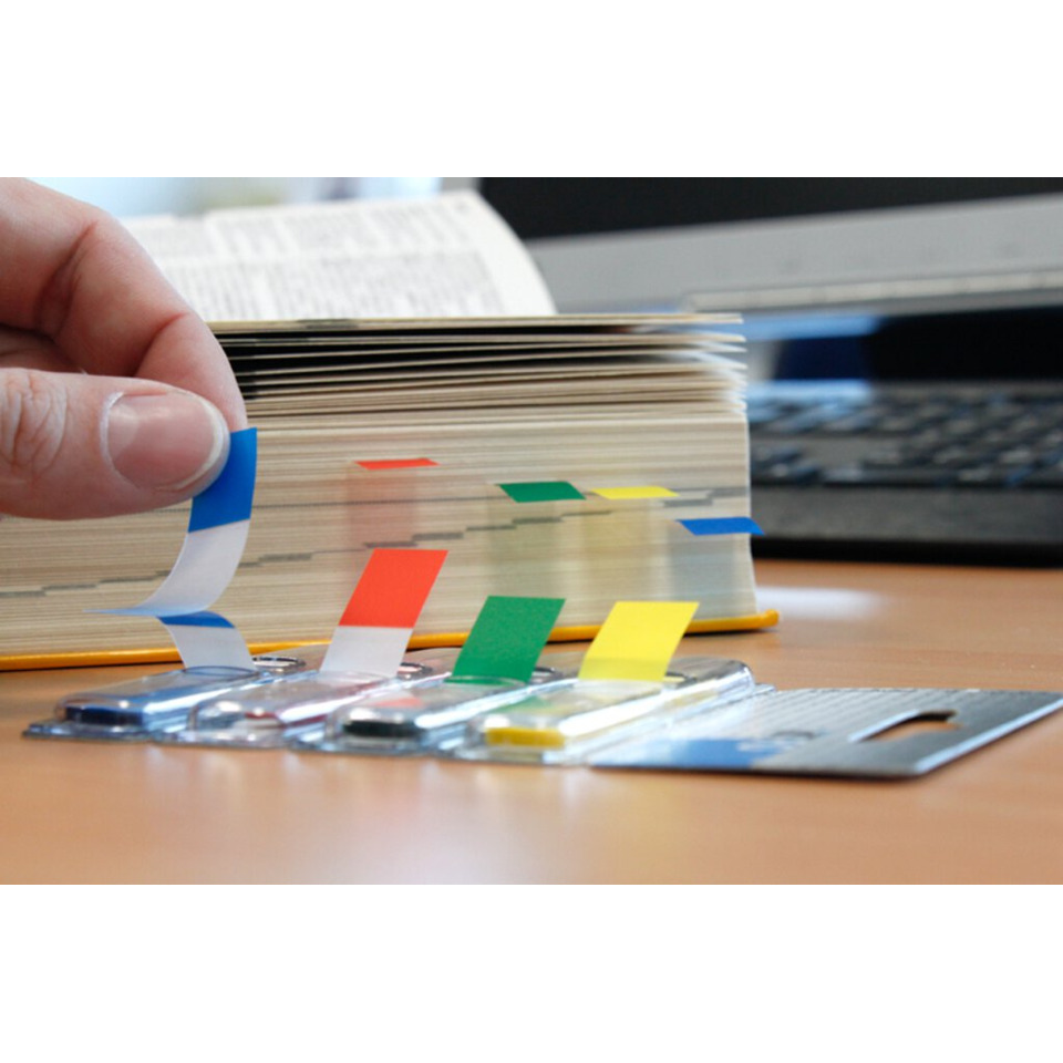 Farbstoffe, Kartenetiketten, Schriftband, Stapelpapier, Buntstifte