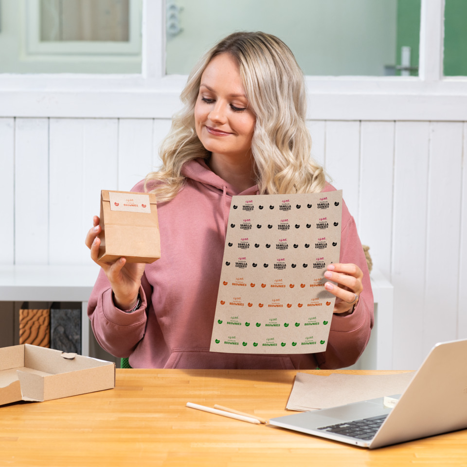 Häubchen, Papierverpackung, Kartonbox, Schreibtisch, Laptop