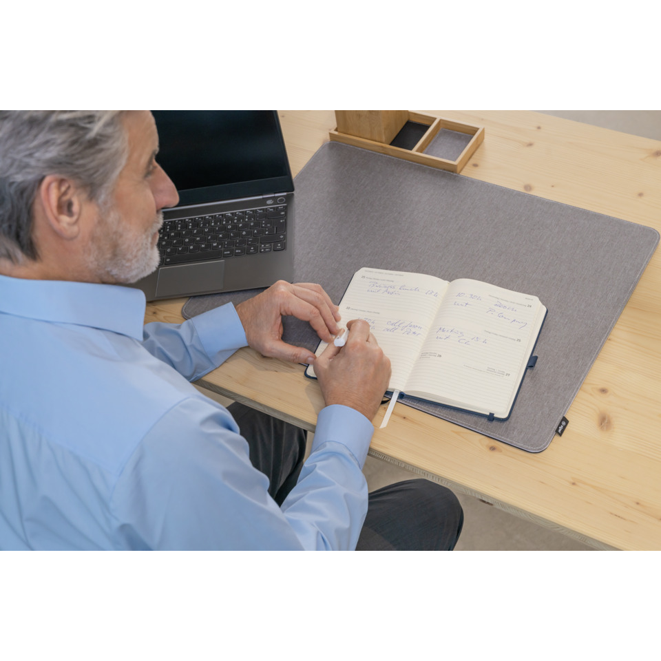 Buch, Fernsteuerung, Erwachsener, Mann, Person, Erwachsener, Männlich, Mann, Person, Computer-Tastatur