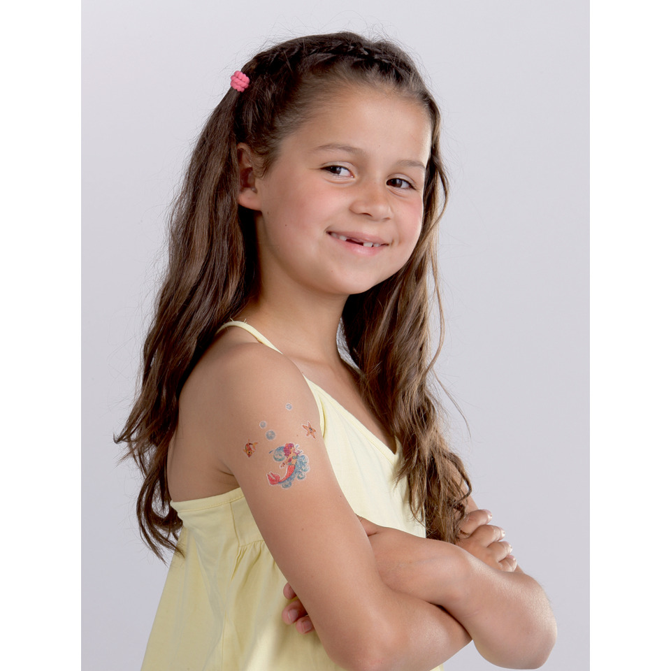 Arm-Tattoo, Schulter-Tattoo, Mädchen, gelbes Kleid, Zöpfe
