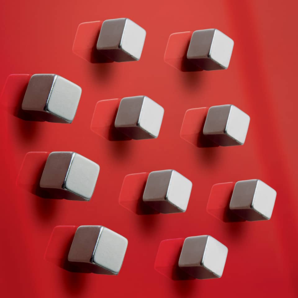 metallische Würfel, silberne Blöcke, 3D-Würfel, roter Hintergrund, minimales Muster