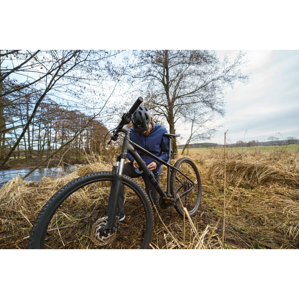 Mountain bike, E-Bike nicht sichtbar, Rahmen aus Kunststoff, Scheibenbremsen, Helm und Ausrüstung nicht klar sichtbar