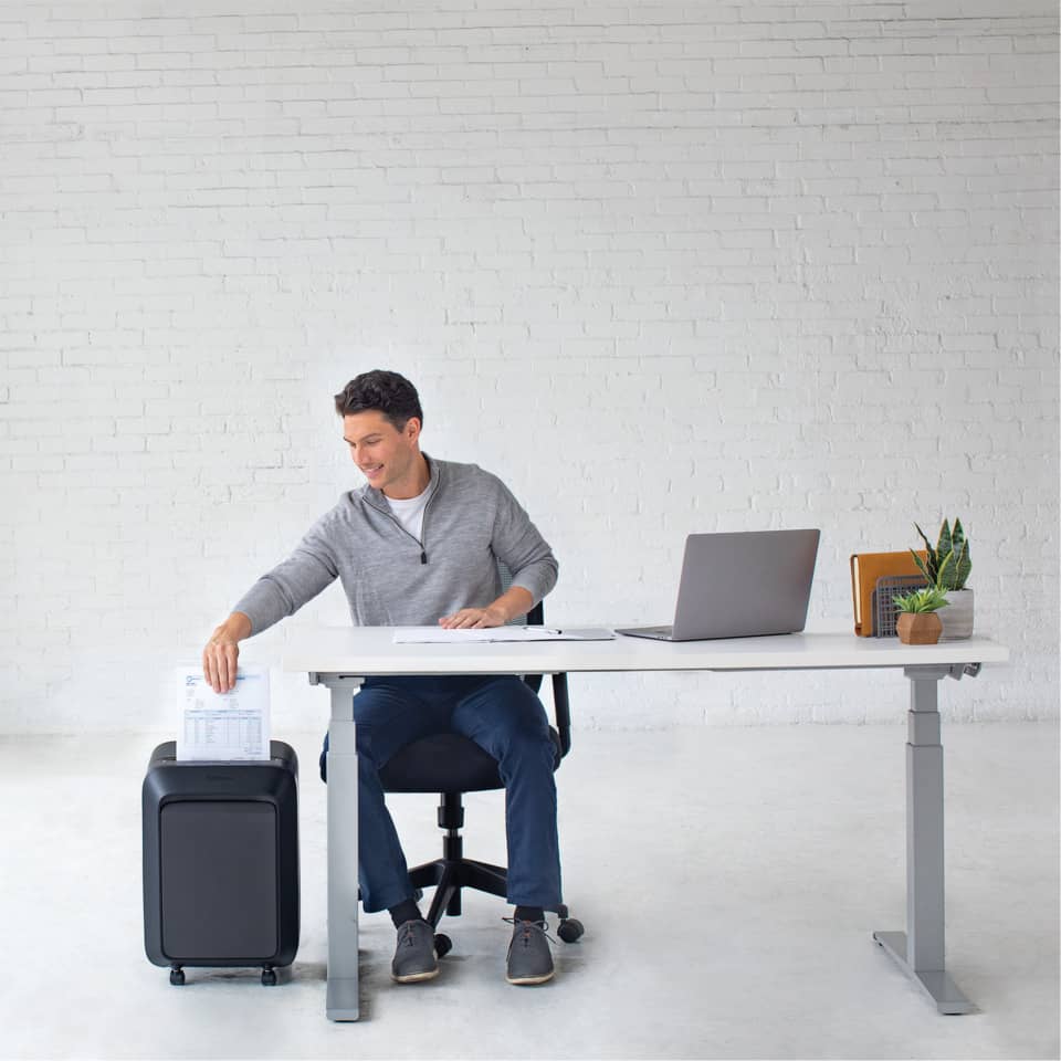 Moebel, Person, Sitzen, Tisch, Schreibtisch