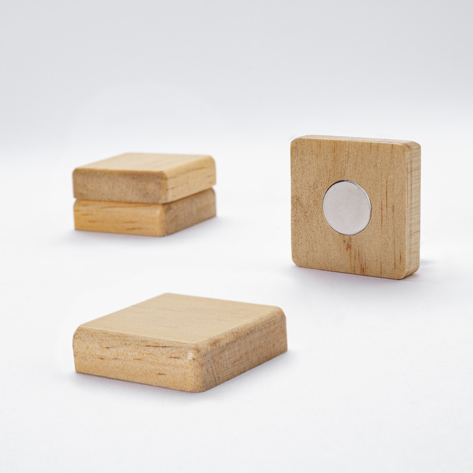Holzspielzeug, Holzwürfel, Holzbausteine, Holzblock, runder Aufkleber