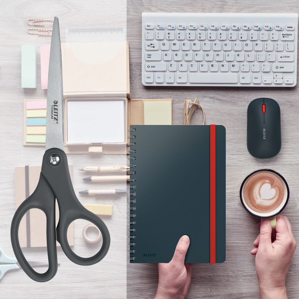 Schreibtisch, Büro-Setup, Notizbuch, Schere, Kaffee Latte