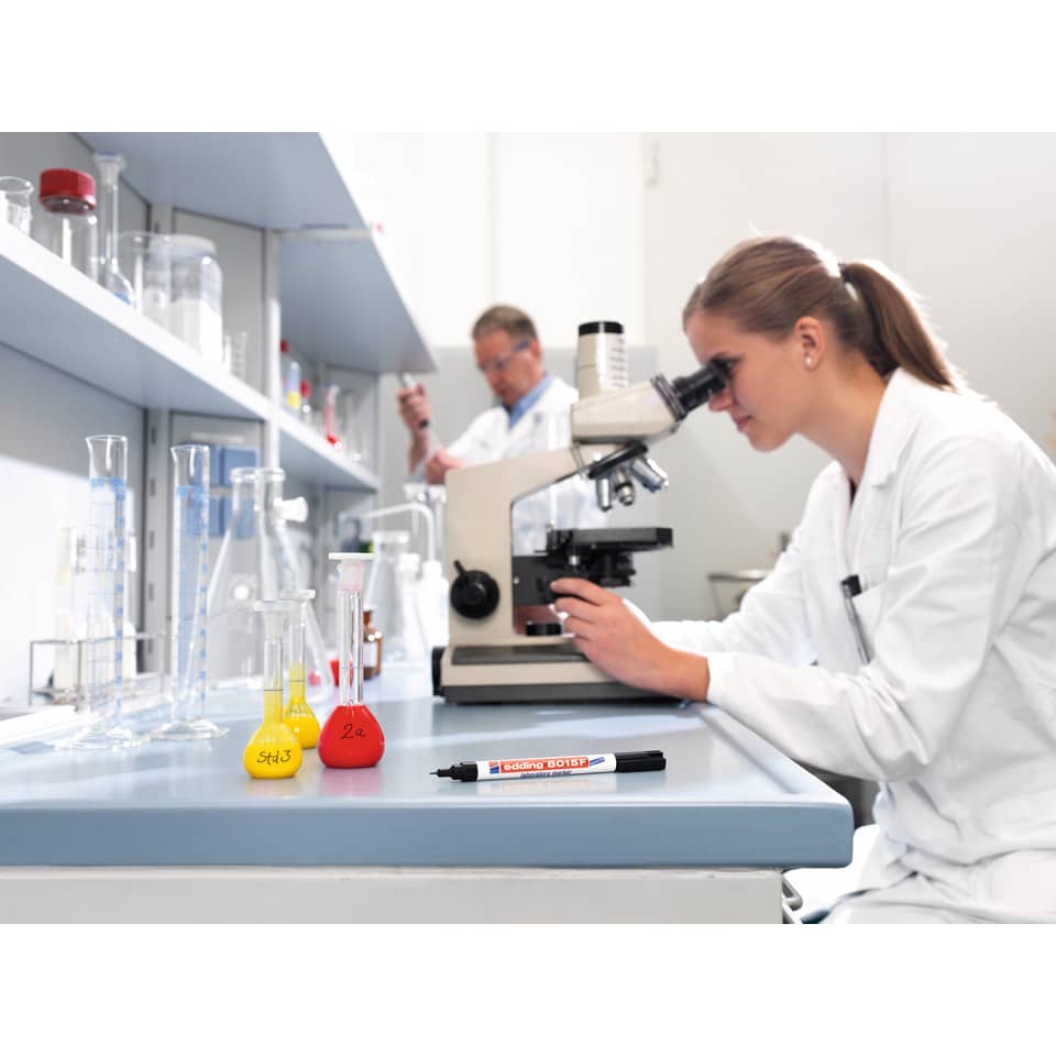 Mikroskop, Laborlabor, Wissenschaftler, Pipetten, Erlenmeyer-Gläser