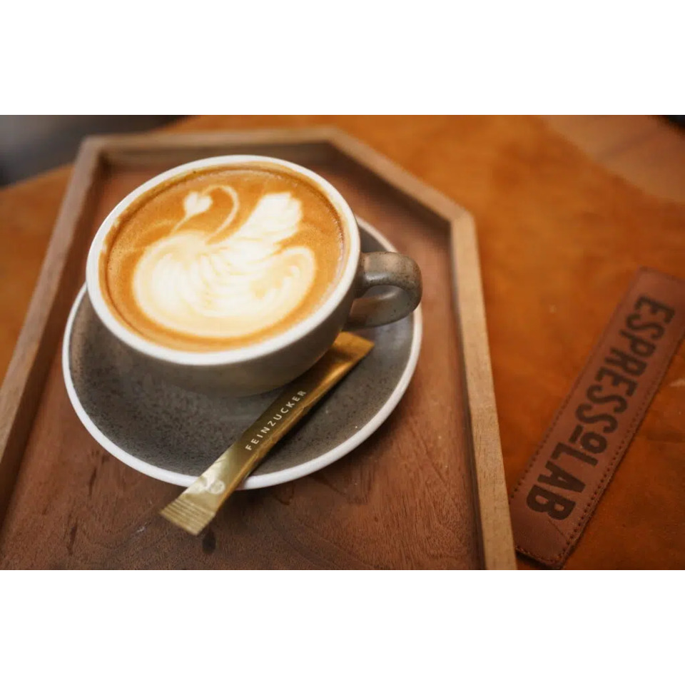 Kaffee, Latte Art, Kaffeetasse, Holztisch, Serviette