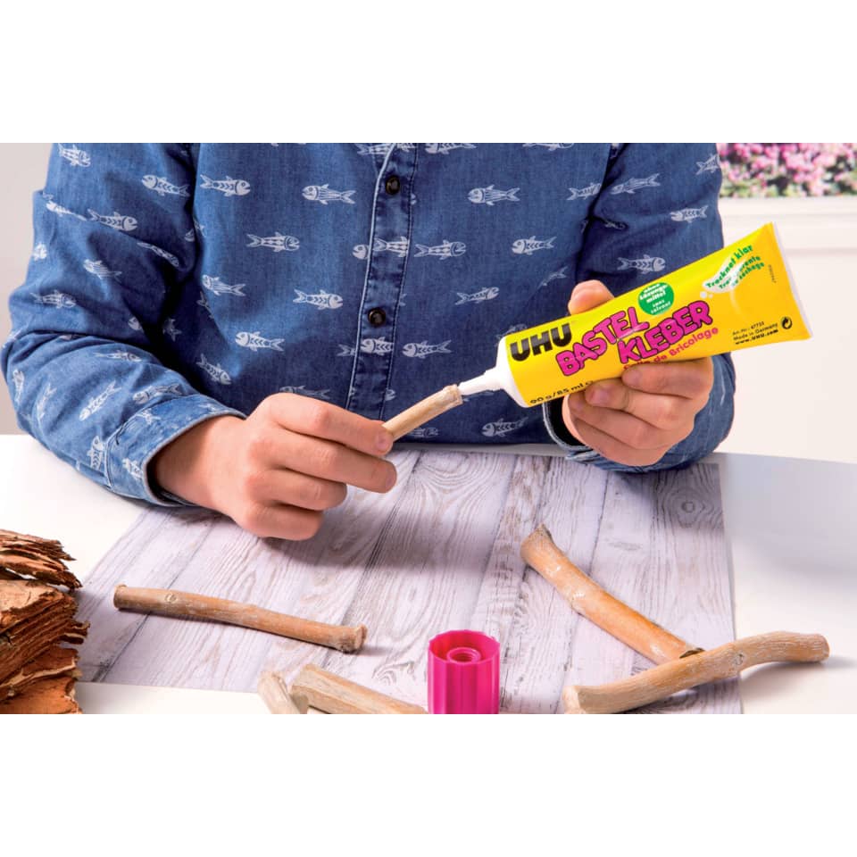 Klebemasse, Bastelkleber, Kinderbastelset, Holzstäbchen, Knete?