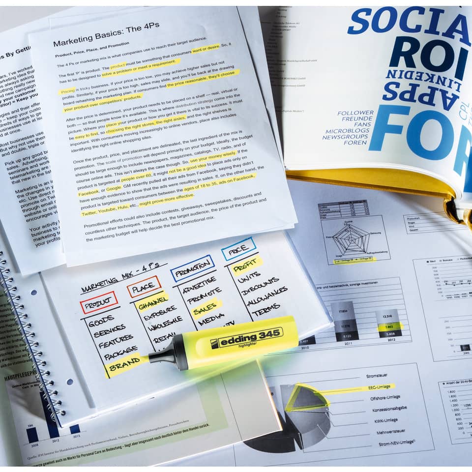 Marketing-Dokumente, Marker, Diagramme, Spreadsheet, Klebstift-Hervorhebung