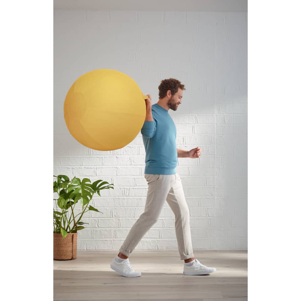 großer Ball, Fitnessball, orange Ball, Bewegungsgymnastik, Haltender Mann