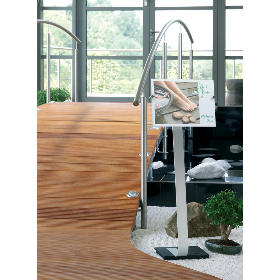 Wellness, Spa, Sauna, Holzplattform, Hinweisständer