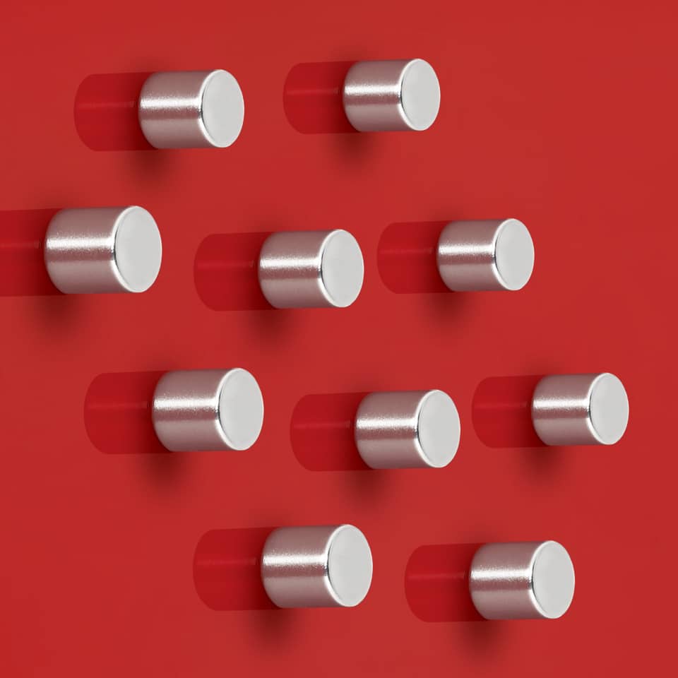 stickers, knöpfe, metallzylinder, silber, roter hintergrund