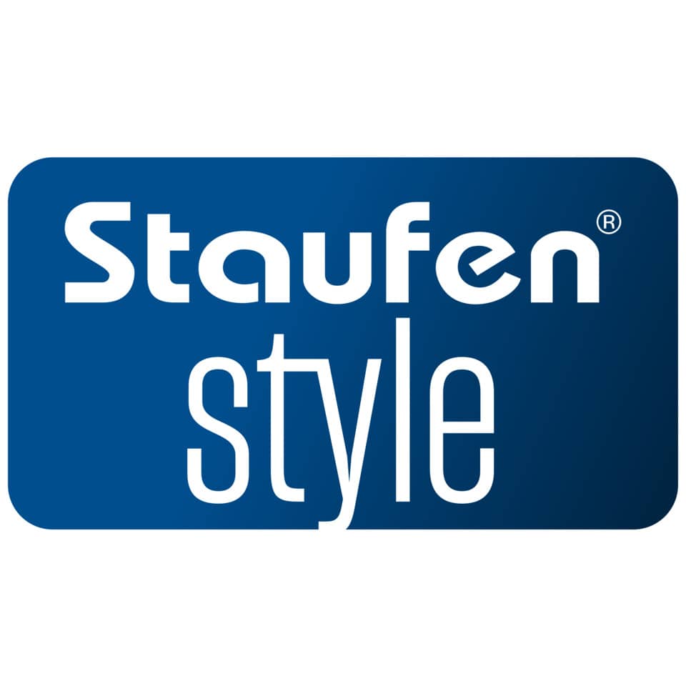 logo, Staufen style, blaues Rechteck, weißer Text, Markenlabel