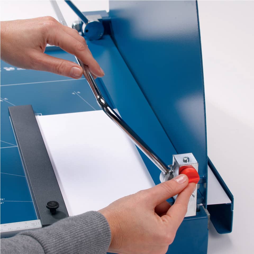 Papierschneidemaschine, Schneidemesser, Metallgriff, roter Knopf, blaue Maschine