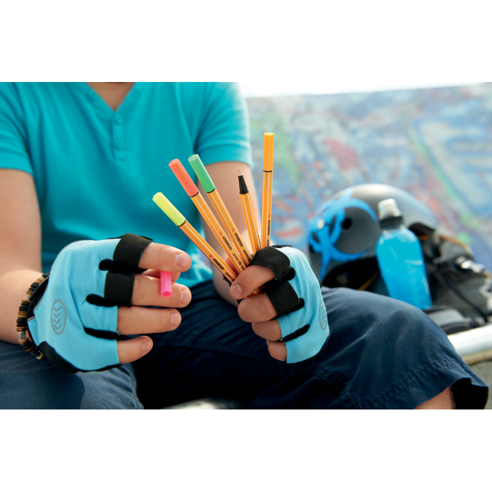 Bunte Stifte, Bleistifte, Schutzhandschuhe, Kletterausrüstung, Zubehör