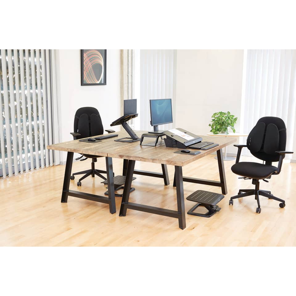 Schreibtisch aus Holz, Holzschreibtisch, ergonomischer Stuhl, Computer-Monitor, Büro-Setup